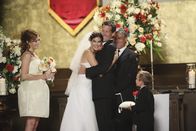 Desperate Housewives – Endlich sind sie wieder vereint: Susan (Teri Hatcher, 2.v.l.), Mike (James Denton, M.), M.J. (Mason Vale Cotton, r.) und Julie (Andrea Bowen, l.) ..