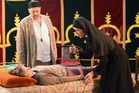 Um Himmels Willen – (v.li.) Thomas Wenke (Meister Shan), Maria Bachmann (Hermine Maierling), Janina Hartwig (Hanna Jakobi).