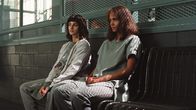 Gothika – Chloe Sava (Penélope Cruz, l.) und Miranda Grey (Halle Berry, r.)