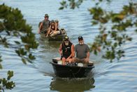 Die Pythonjäger - Einsatz in den Everglades – Dusty Crum, Jay Starr, Brittany Borges, Tom Cobb, Gary Clark on two boats