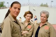 Hinter Gittern - Der Frauenknast – Walter (Katy Karrenbauer, li.), die eine Nase für so etwas hat, befürchtet Drogenhandel. (Mi. Greta Galisch de Palma, re. Barbara Freier)