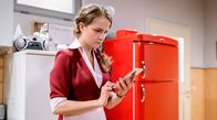 Sturm der Liebe – Stella (Daniela Galbo) manipuliert Theos Handy.