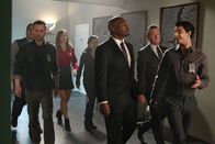 Scorpion – Können Sylvester (Ari Stidham, l.), Toby (Eddie Kaye Thomas, 2.v.l.), Paige (Katharine McPhee, 3.v.l.), Happy (Jadyn Wong, M.), Cabe (Robert Patrick, 2.v.r.) und Walter (Elyes Gabel, r.) dem Agenten Miller (James Black, 3.v.r.) dabei helfen, einen Maulwurf beim CIA ausfindig zu machen?