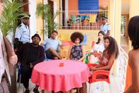 Death in Paradise – J.P. (Tobi Bakare), Nelson Benedict (Jason Barnett), Jay Crocker (Paul Nicholls), Sadie Mernier (Elarica Johnson), Eloise Ronson (Heida Reed), Dwayne Myers (Danny John-Jules) und Rosey Fabrice (Fola Evans-Akingbola).