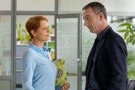 In aller Freundschaft – Pia Heilmann (Hendrikje Fitz) will Alexander Weber (Heio von Stetten) eigentlich nur um mehr Zeit bitten, um einen anderen fairen Betreiber für die Physiotherapie zu finden. Doch am Ende des Gesprächs steht sie plötzlich selbst als mögliche neue Betreiberin da und hat Weber die Ausarbeitung eines Konzepts angekündigt.