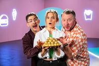 besseresser – Sebastian Lege (r.), Lilly Temme (M.) und Florian Reza (l.) müssen eine harte Nuss knacken. Sie decken die miese Masche hinter dem gigantischen Erfolg von Ferrero Rocher auf.