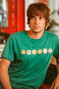 Death in Paradise – Jamie Grainger (Jamie Davis) war zur Tatzeit auf der Party, auf der das Opfer erschossen wurde. Als Zeuge taugt er jedoch nicht sonderlich viel, denn er scheint sich kaum an etwas zu erinnern. Oder verschweigt er etwas?