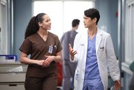 Grey's Anatomy – Stella Owens (Jasmine McLeish, l.); Dr. Benson Kwan (Harry Shum jr., r.)