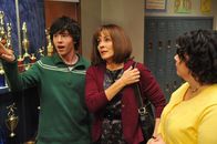 The Middle – Weil Axl (Charlie McDermott, l.) ständig seine Stinkesocken liegen lässt, verhängt Mike mit der Unterstützung von Frankie (Patricia Heaton, M.) eine ziemlich heftige Strafe ...