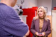 Sturm der Liebe – ARD STURM DER LIEBE FOLGE 4628 Uhr im ERSTEN. Katja (Isabell Stern, r.) gelingt es nicht, Elias (Orlando Lenzen, l.) unter einem Vorwand wegzulotsen, damit Leo ihm seinen Antrag machen kann.