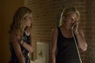 Girls' Night Out – Joelle (Kelly Kruger, l.); McKenzie (Mackenzie Mauzy, r.)