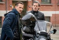SOKO Leipzig – Da der Attentäter auf einem Motorrad unerkannt entkommen konnte, schaut sich Moritz Brenner (Johannes Hendrik Langer, l.) die Maschine des Lehrers Dr. Andreas Willhoff (Steffen Groth, r.) ganz genau an.