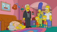 Die Simpsons – (v.l.n.r.) Grampa; Augustus Redfield; Lisa; Marge; Maggie; Bart; Homer