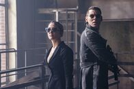 Matrix Resurrections – L-R: Lexy (Eréndira Ibarra) und Berg (Brian J. Smith)