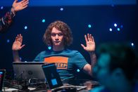 The Bank Hacker – Jeremy (Tijmen Govaerts) besitzt außergewöhnliche Hacker-Fähigkeiten und stellt diese immer wieder auf Wettbewerben unter Beweis.