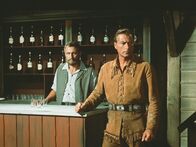 Winnetou 2 – Im Lager der Banditen versucht Old Shatterhand (Lex Barker, r.) einen Aufstand anzuzetteln.
