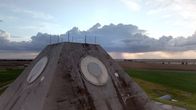 Lost Places - Geheime Welten – Die vier "Augen" der Pyramide der "Stanley R. Mickelsen Safeguard"-Basis sind riesige Radar-Antennen, die anfliegende sowjetische Atomsprengköpfe orten sollten.