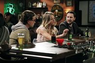 The Big Bang Theory – Wurden von Kenneth vom Set geworfen: Penny (Kaley Cuoco, M.), Leonard (Johnny Galecki, l.) und Will Wheaton (Will Wheaton, r.) ...