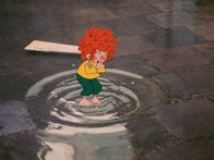 Meister Eder und sein Pumuckl – Obwohl es ihm Meister Eder verboten hat, springt Pumuckl in Regenpfützen herum. Die Folge: Der Kobold fängt an zu niesen und beklagt sich über Halsschmerzen.