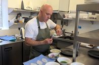 Küchen der Welt – In seinem Familienrestaurant bietet Watson eine einfache, aber raffinierte Variante von Abroath Smokie an das traditionelle schottische Gericht mit geräuchertem Schellfisch.