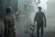 Babylon Berlin – Swetlana Sorokina (Severija Janusauskaite) überfällt den Zug und bedroht den Zugführer Boris (Oleg Tikhomirov).