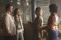 Castle – L-R: Damit sie in die Gedankenwelt eines Zeugen eindringen können, der komplett in einer Traumwelt aus den Siebziger Jahren lebt, kopieren Castle (Nathan Fillion), Beckett (Stana Katic), Ryan (Seamus Dever) und Esposito (Jon Huertas) den Look der damaligen Zeit. Doch wird sich der ganze Aufwand am Ende für ihre Ermittlungen lohnen?