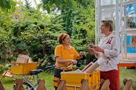 Löwenzahn – Post für Sie! Die Briefträgerin (Franziska Traub, l.) überreicht Fritz (Guido Hammesfahr, r.) die ersten Glückwünsche zum Geburtstag.