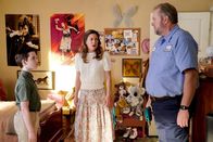 Young Sheldon – L-R: Sheldon Cooper (Iain Armitage), Mary Cooper (Zoe Perry) und Lucas (Kevin Will)