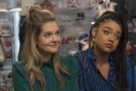 The Bold Type – Sutton Brady (Meghann Fahy, l.); Kat Edison (Aisha Dee, r.)