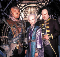 Babylon 5 – G'Kar (Andreas Katsulas,l.), Delenn (Mira Furlan,m.) und Londo Mollari (Peter Jurasik).