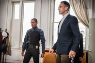 Elementary – Ermitteln in einem neuen Fall: Holmes (Jonny Lee Miller, r.) und Detective Bell (Jon Michael Hill, l.) ...