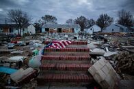 Supersturm New York – Trümmer bedecken die Vordertreppe eines durch den Hurrikan Sandy zerstörten Hauses in Union Beach, New Jersey, USA, am Samstag, 3. November 2012. In New Jersey, wo der Hurrikan Sandy am 29. Oktober gewütet hat, geht der Wiederaufbau langsam voran. Der republikanische Gouverneur von New Jersey, Chris Christie, lobte die „Geduld und Widerstandsfähigkeit“ der Einwohner von New Jersey und veröffentlichte am Samstag einen Zeitplan, in dem aufgeführt ist, welche Stadtteile ohne Strom in den nächsten Tagen wiederhergestellt werden sollten.