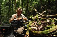 Wanderungen im Tierreich – Sabah, Borneo: Camerawoman Justine Evans preparing equipment.