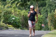 Death in Paradise – Melanie Sharpe (Eleanor Fanyinka) hat sich durch ihre Arbeit nicht nur Freunde gemacht. Doch sie ahnt nicht, dass sie sogar ins Visier eines kaltblütigen Mörders geraten ist.