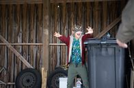 Cry Wolf – Theo (Noah Storm Otto) sucht die Freiheit: An seinem Geburtstag flieht er aus der Pflegefamilie, um den Tag bei seinen Eltern zu verbringen.
