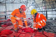 Mona mittendrin – Maschinenmeister Alan Balatti erklärt Mona Vetsch den Bohrkopf der Tunnelbohrmaschine.