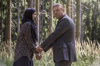Legends – Malika (Zana Marjanovic, l.); Martin Odum (Sean Bean, r.)
