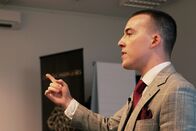 rec. – rec. Gefährlicher Trading-Kult – Die Masche hinter Network Marketing Silas Setteducati, einer der Leader des Multilevelmarketing-Unternehmens «Retired Young», hält ein Referat Copyright: SRF