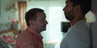 neoriginal: Doppelhaushälfte – Andi (Milan Peschel, l.) bittet Theo (Benito Bause, r.) darum, Oma Thuys Leiche zu Knuppes nach Hause zu transportieren.
