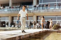 Unser Mann aus Istanbul – Tony Mecenas (Horst Buchholz) wird in einem Schwimmbad überfallen.