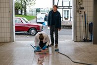 SOKO Köln – Kommissar Matti Wagner (Pierre Besson, r.) sucht Nils Steiner (Frederik Götz, l.) in dessen Fleischerei auf, um ihn zum Mord an der Wachleiterin der Freiwilligen Feuerwehr zu befragen. Hat er etwas mit der Tat zu tun? (Komparse im Bild)
