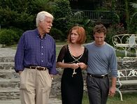 Diagnose: Mord – Mark Sloan (Dick Van Dyke, l.) versucht, Cindy (Staci Keanan, r.) zu trösten, deren Vater an ihrem Hochzeitstag mit Phillip einem Asthmaanfall erlegen ist.