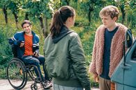 Sommer auf drei Rädern – Als Kim (Emma Floßmann) sich nach dem Roadtrip alleine auf den Heimweg macht, versuchen Flake (Jakob Schmidt, re.) und Philipp (Daniel Rodic, li.) sie einzuholen - Flake muss Kim etwas wichtiges mitteilen.