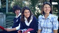 Mia and me - Abenteuer in Centopia – Mia (Rosabell Laurenti Sellers, M.), Vincent (Adrian Moore, l.) und Paula (Saphia Stoney, r.) lachen über eine aufgebrachte Violetta.
