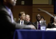 Flight – Whips Freund Charlie (Bruce Greenwood, hinten l.) und sein Anwalt Hugh Lang (Don Cheadle, hinten r.) verfolgen gebannt die Anhörung. Sie wissen, dass das Urteil möglicherweise "lebenslänglich" lautet ...