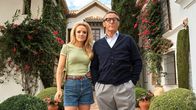 Archie - Die Cary Grant Story – Dyan Cannon (Laura Aikman) und Cary Grant (Jason Isaacs)