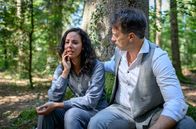 Sturm der Liebe – Vanessa (Jeannine Gaspár, l.) wird von Robert (Lorenzo Patané, r.) aufgefangen.
