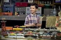 Young Sheldon – Während andere Kinder den Sommer draußen verbringen und Abenteuer erleben wollen, hat Sheldon (Iain Armitage) ganz andere Vorstellungen von einer schönen Freizeitbeschäftigung ...
