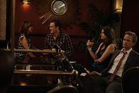 How I Met Your Mother – v.r.) kommt mit, obwohl sie von Barneys Vorliebe für Strip-Schuppen ziemlich genervt ist ...