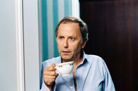 Das Mädchen aus Monaco – Dem Charme des charismatischen Bertrand (Fabrice Luchini) verfallen zahlreiche Damen. Allerdings macht er sich schnell aus dem Staub, wenn es ernst wird.
